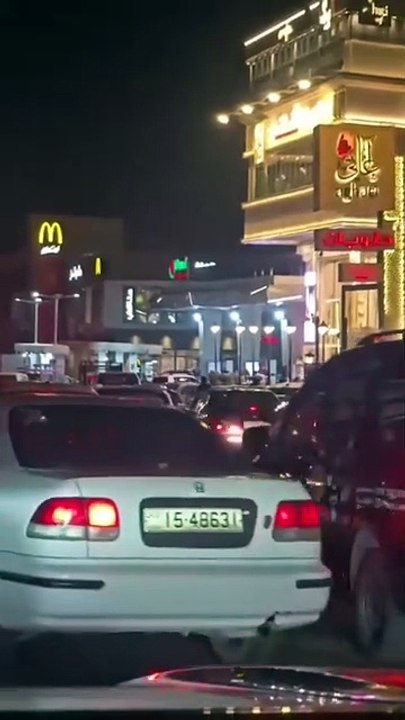 طوابير على محطات المحروقات في أنحاء الأردن قبل بدء التسعيرة الجديدة