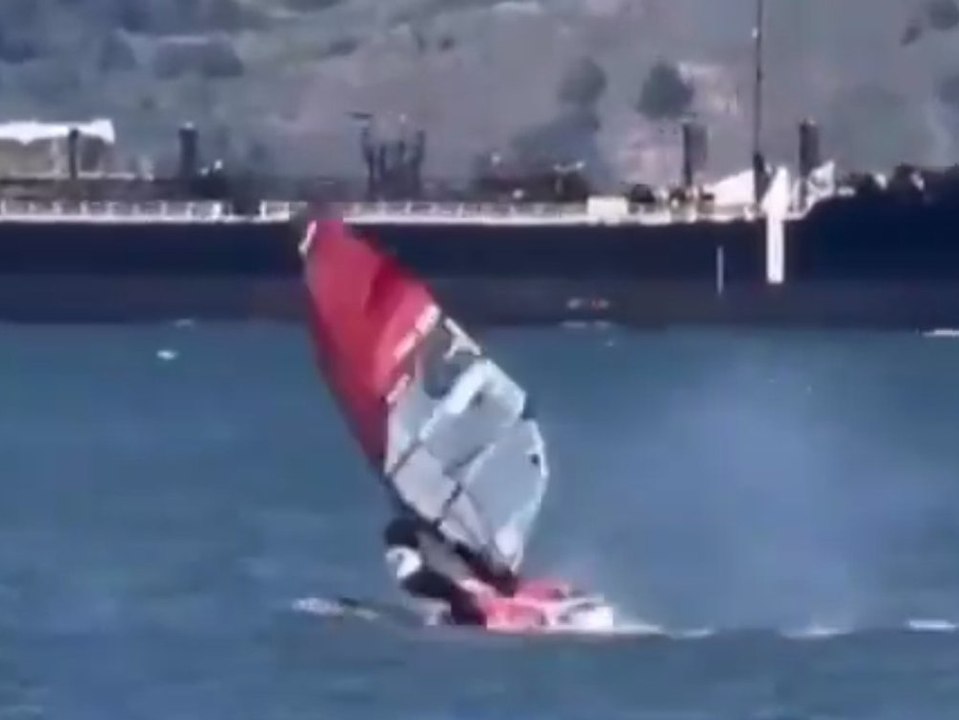 Surfer kracht mit buckelwal zusammen