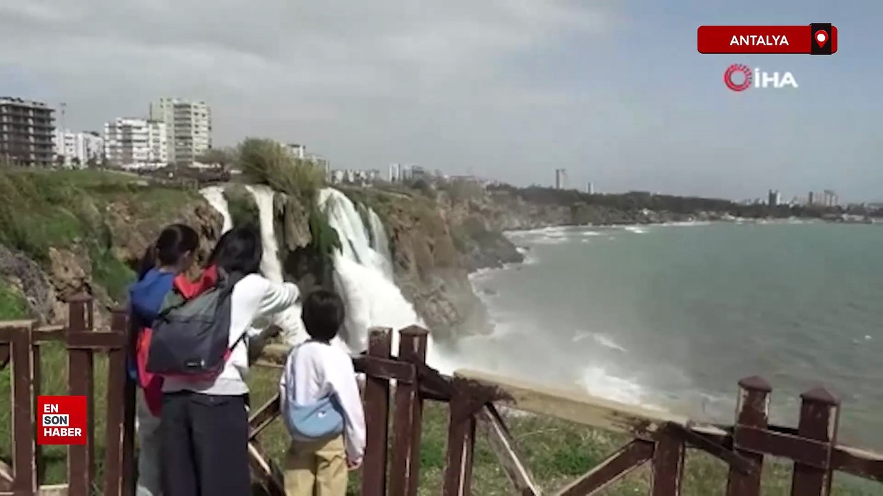 Antalya'da Düden Şelalesi, yağmur sonrası denizi kahverengiye bürüdü