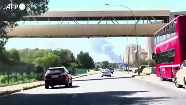 Droni iraniani contro l'aeroporto del Kuwait, in fiamme serbatoi di carburante
