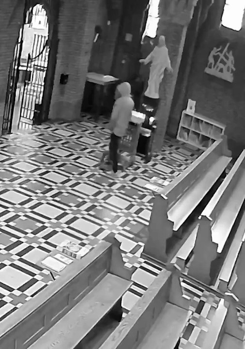 Un homme détruit une statue de Jésus dans une église