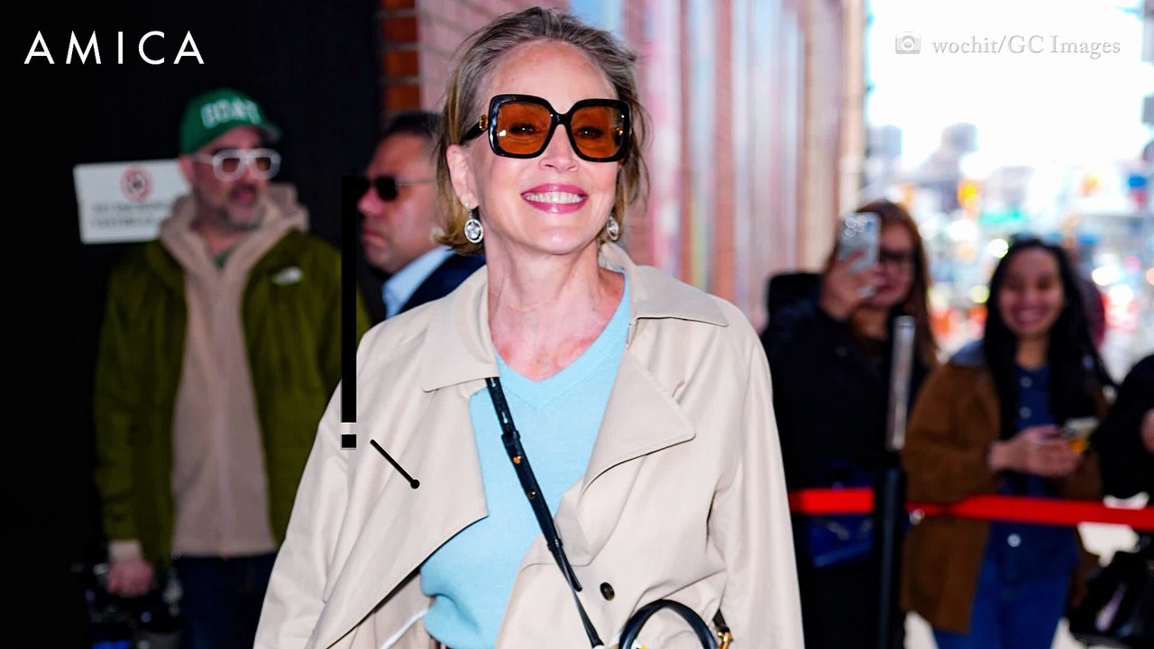 Sharon Stone con il look ideale per indossare il trench dai 40 in su