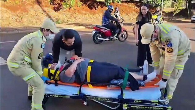 Mulher tem suspeita de fratura após colisão entre carro e moto na Avenida Piquiri