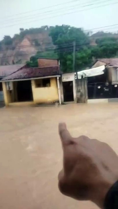 Fortes chuvas provocam enxurrada na Grota do Rafael