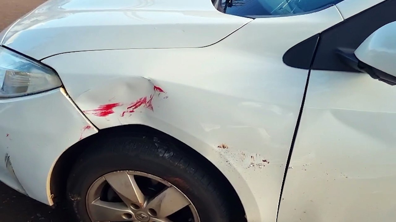 Acidente entre carro e moto deixa homem ferido no bairro Interlagos, em Cascavel