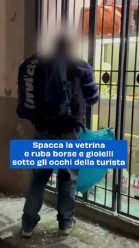 Spacca la vetrina e ruba borse e gioielli sotto gli occhi della turista