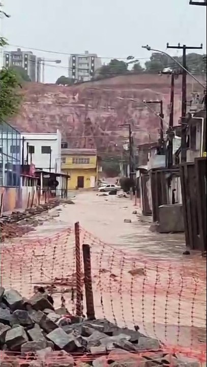 Vídeos registram alagamentos em diversos locais de Maceió
