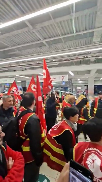 Plusieurs centaines de personnes bloquent l’hypermarché Auchan de Bagnolet à l’appel de la CGT, pour dénoncer les licenciements et la dégradation des conditions sociales - VIDEO