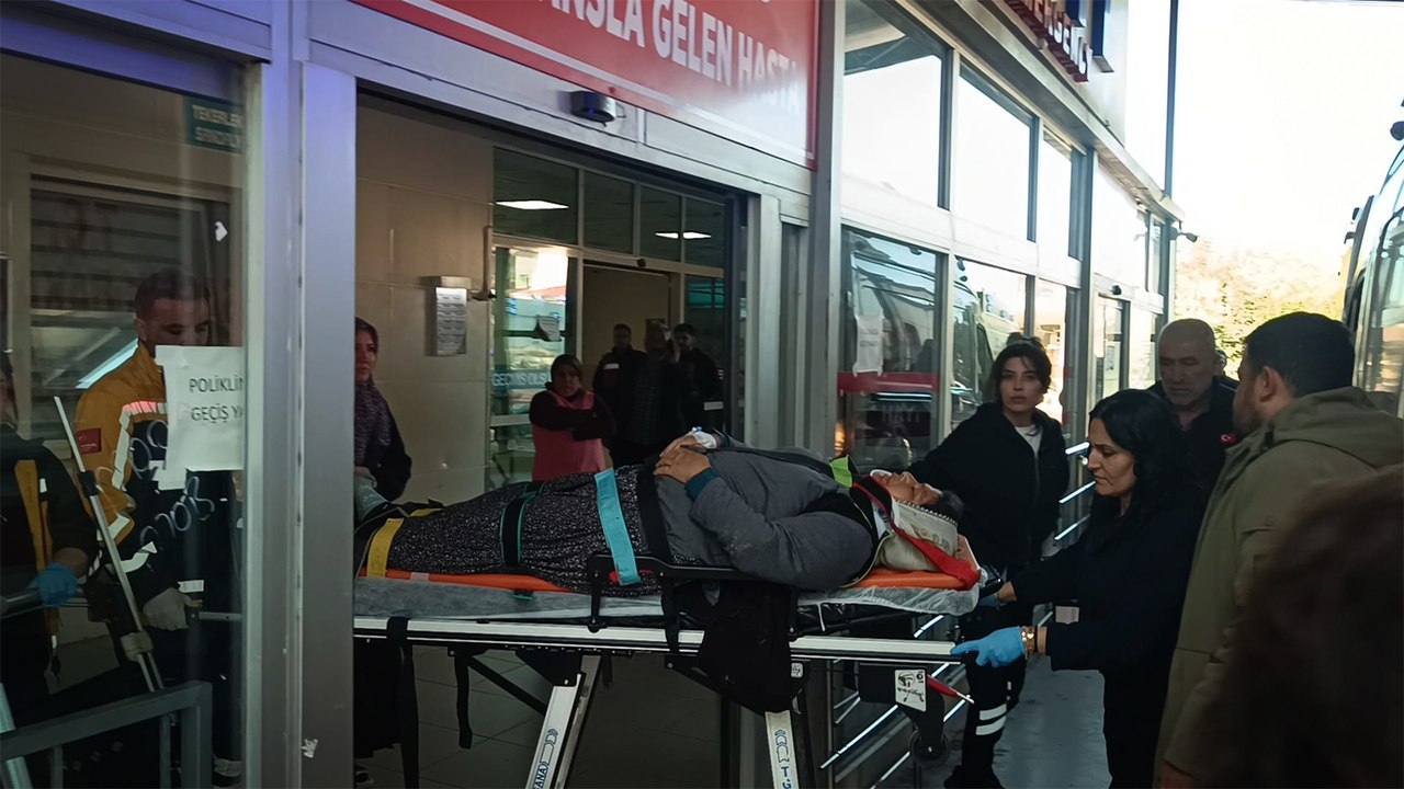 Adana'da tarım işçilerini taşıyan minibüs devrildi; 17 yaralı