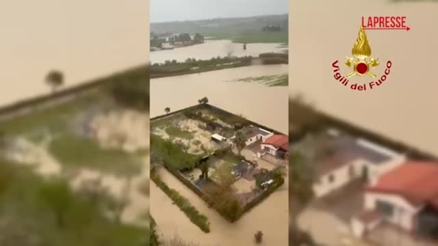 Emergenza maltempo in Molise: Termoli allagata, l'automobilista aggrappato ad un albero e salvato