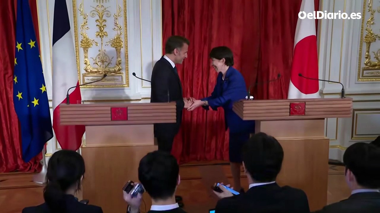 Macron y la primera ministra de Japón imitan a...