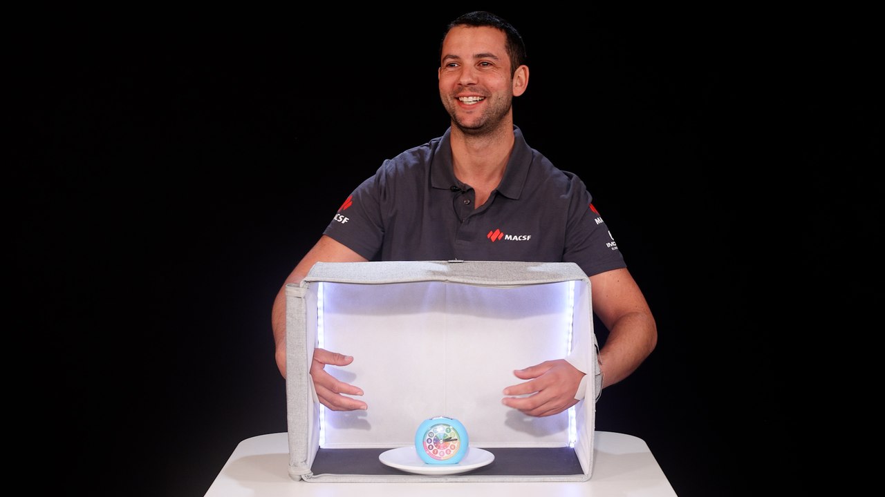 Guirec Soudée face à la boîte mystère - Voile - Tour du monde à l'envers