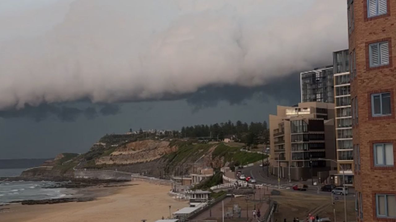Engrossing time-lapse of a shelf cloud formation developing over the Newcastle, NSW coastline