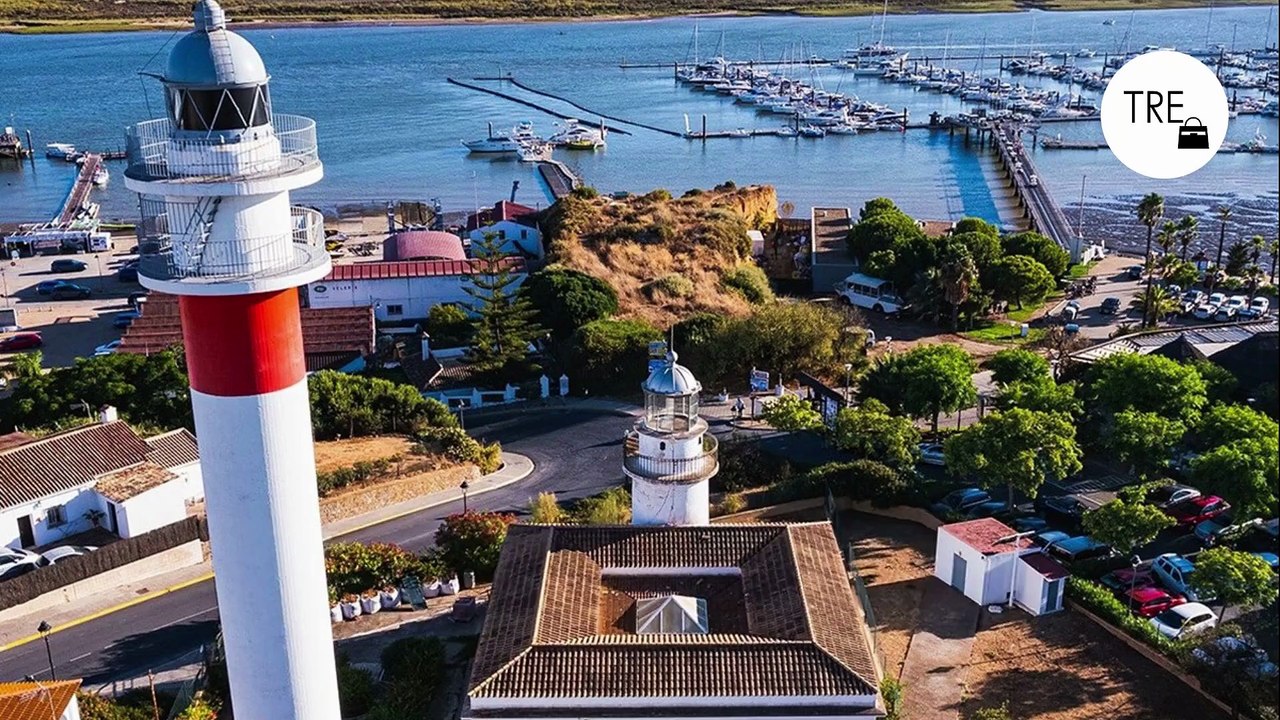 La playa más especial de Europa está en España: un oasis que cambia continuamente con un pueblito blanco encantador