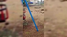 Parque infantil impactado por un misil iraní en Petah Tikva, Israel