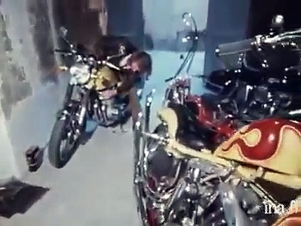 1971 - Johnny Hallyday - Reportage à Moto dans Paris dans “24 Heures sur la Deux” (2ème Chaîne, 16 Novembre)