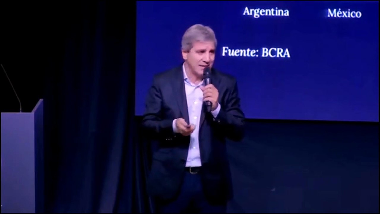 Luis Caputo calificó de "patéticos" a quienes proponen devaluar