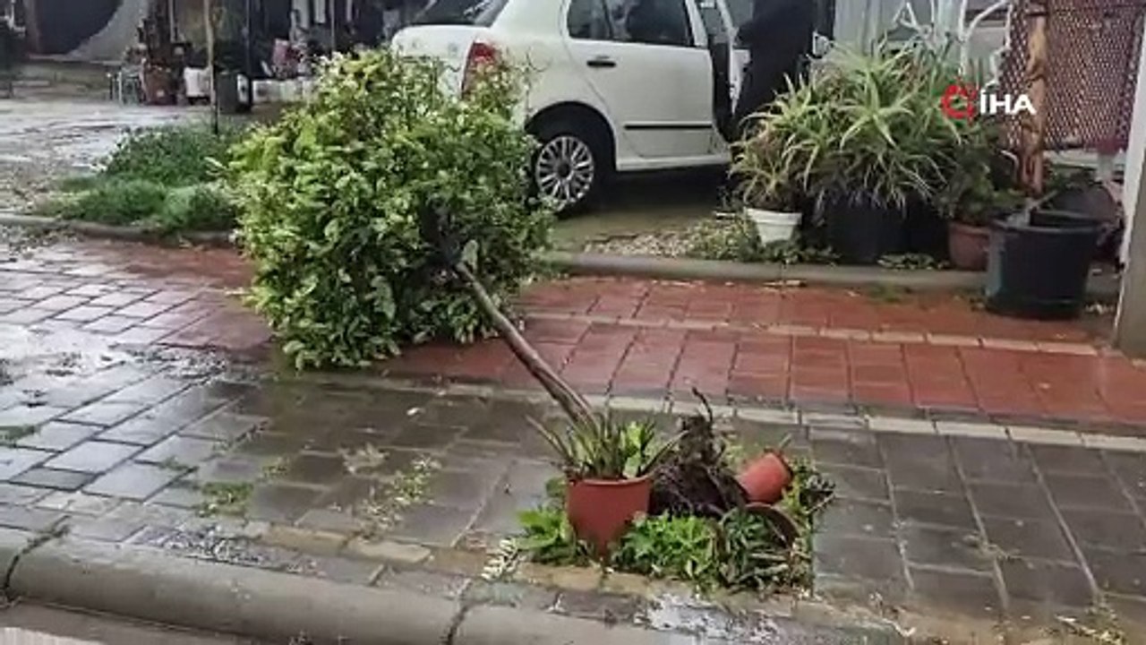 Bodrum’da fırtına etkili oldu, 2 tekne karaya oturdu