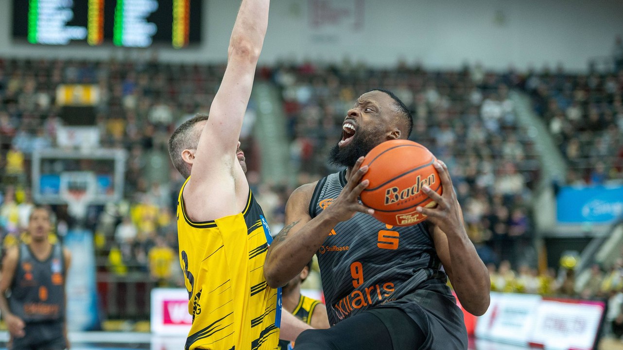 Mit zwei Händen! Newmans Mega-Poster im Video