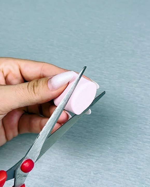 Amazing marshmallow flower cupcake decorations! 🌺🧁