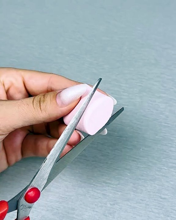 Amazing marshmallow flower cupcake decorations! 🌺🧁