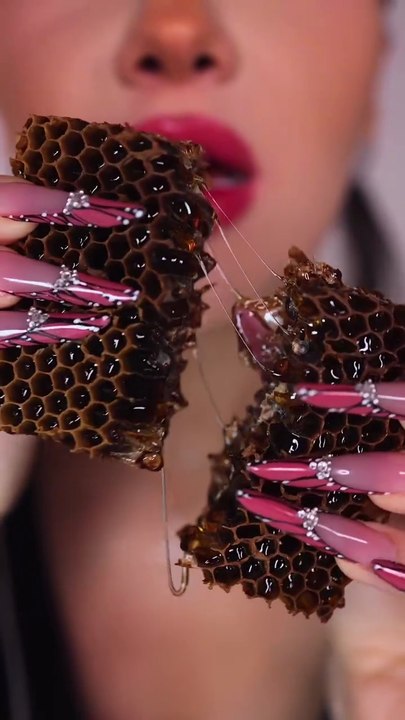 Trying houny comb 🐝🍯