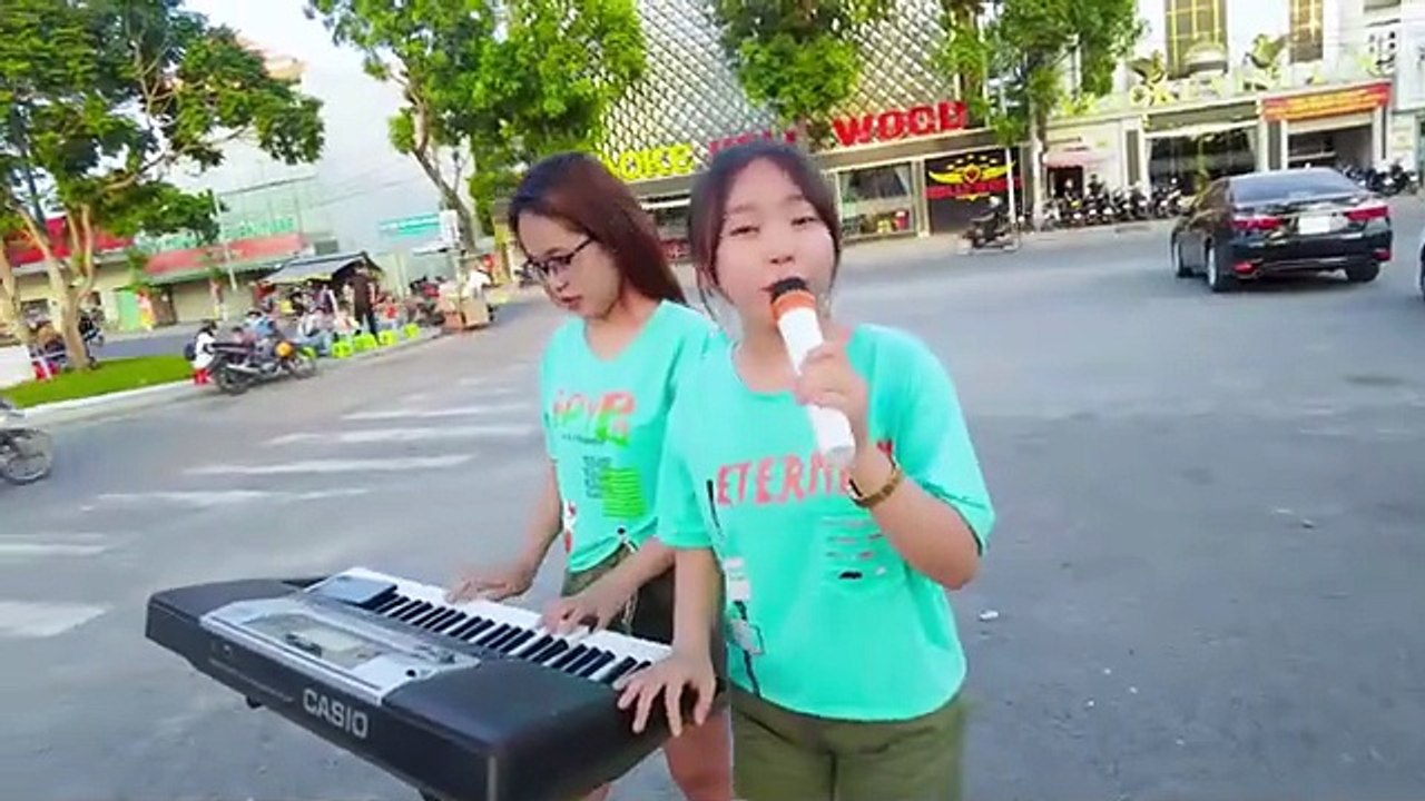 Cô Bé Hát Rong Bolero Cực Cháy Giữa Phố Khiến Ai Ngang Qua Cũng Ngỡ Ngàng _ Hà Vi