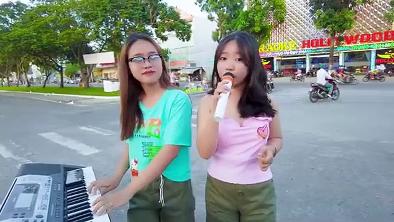 Trăng Tàn Trên Hè Phố - Hát Rong Bolero Đỉnh Cao Giữa Phố Khiến Ai Nghe Cũng Tấm Tắc Khen _ Hà Vi