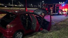 Peugeot 206 pega fogo após pane e é destruído no bairro Riviera, em Cascavel