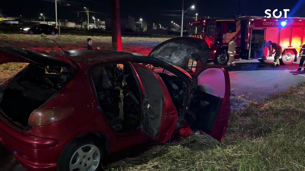 Peugeot 206 pega fogo após pane e é destruído no bairro Riviera, em Cascavel