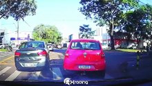 Bolsa ‘pega carona’ em carro e jovem sai correndo atrás em avenida de Maringá; vídeo