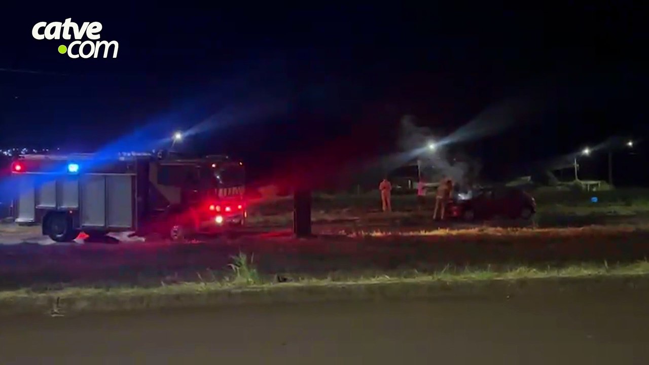 Carro é destruído por incêndio no bairro Floresta, em Cascavel