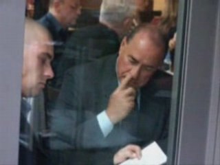 Homme politique célèbre : le doigt dans le nez !