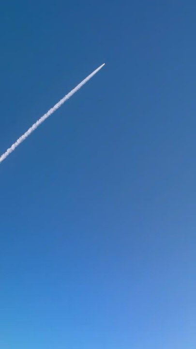 Unos viajeros ven la misión Artemis II desde su propio avión: la imagen es increíble