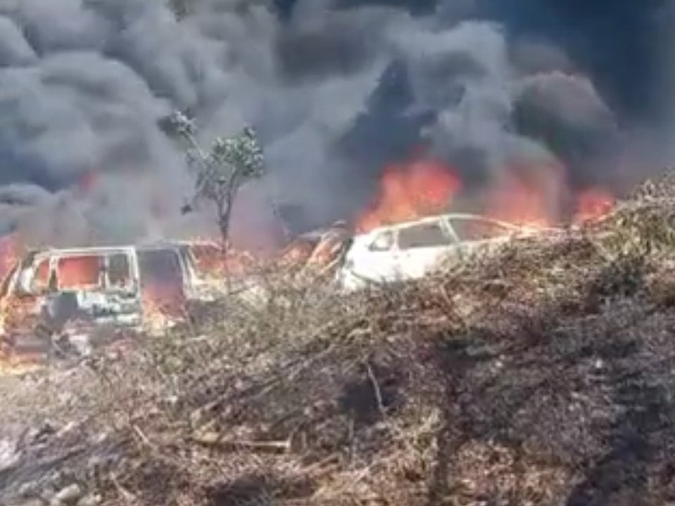 Großbrand erfasst hunderte Autos