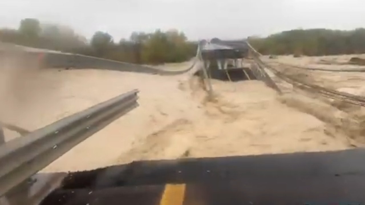 Crolla il ponte sul fiume Trigno, tra Abruzzo e Molise