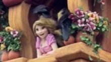 Kuriose Szene in Disney Park: Krähen reißen Rapunzel die Haare aus
