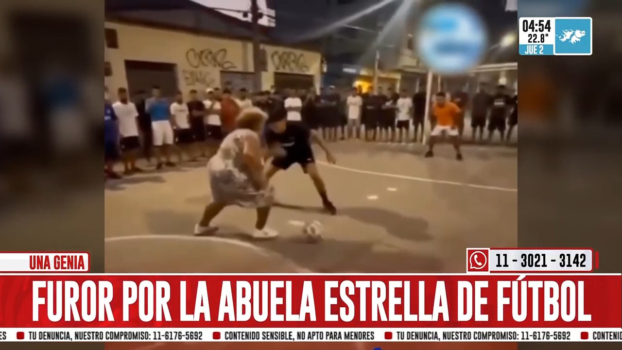 Furor por la abuela que la "rompe" jugando al fútbol