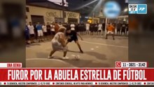 Furor por la abuela que la "rompe" jugando al fútbol