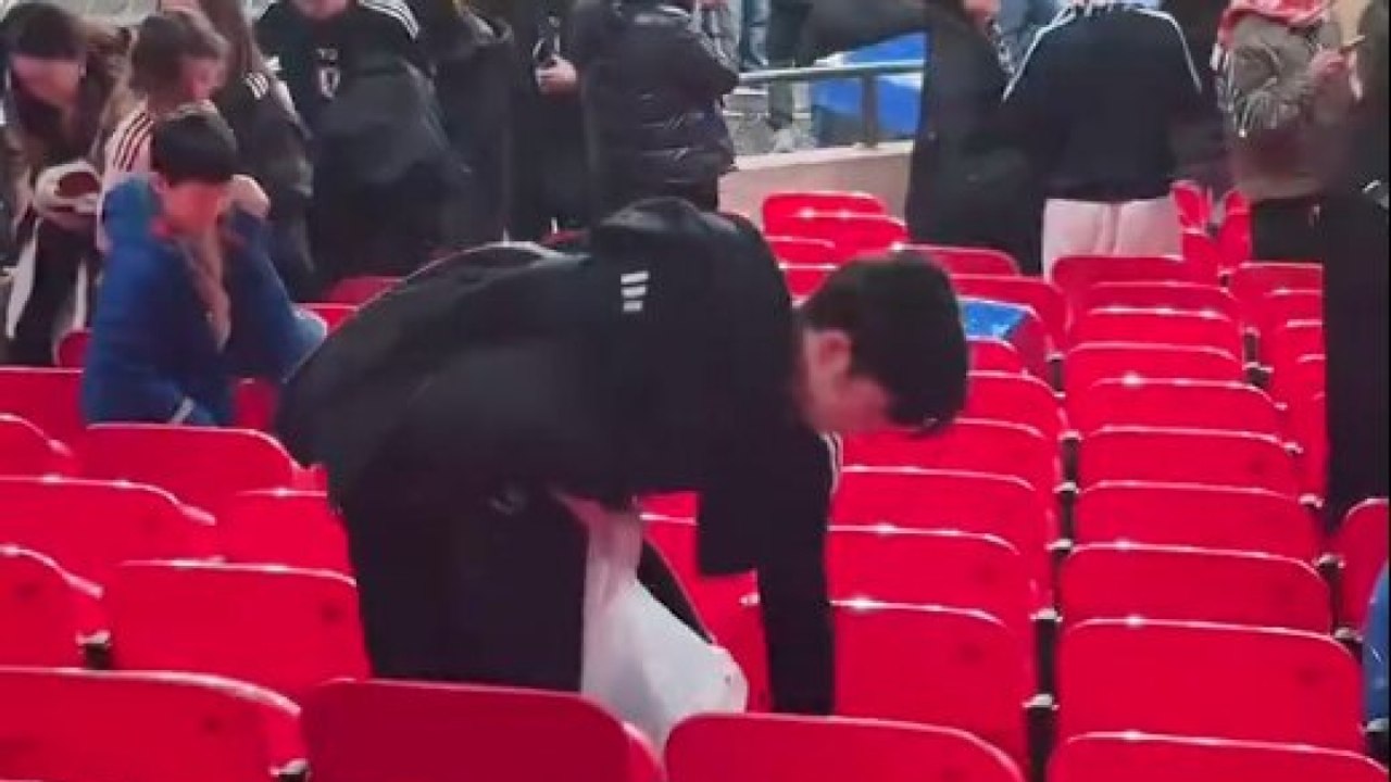 Wembley, la lezione dei tifosi giapponesi: puliscono lo stadio dopo la vittoria sull’Inghilterra