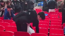 Wembley, la lezione dei tifosi giapponesi: puliscono lo stadio dopo la vittoria sull’Inghilterra