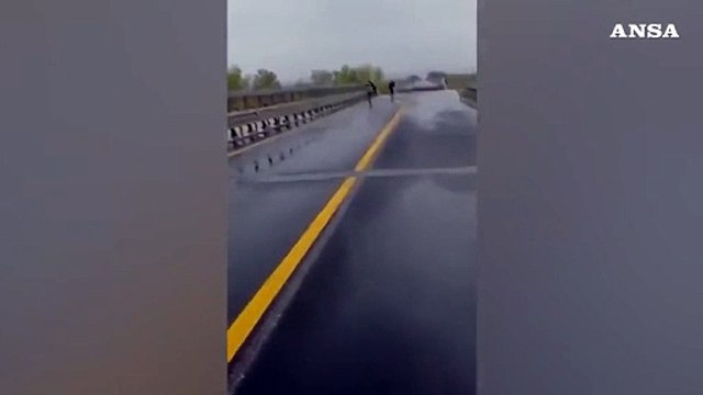 Maltempo, in Molise crolla ponte sul Trigno lungo la statale 16 Adriatica