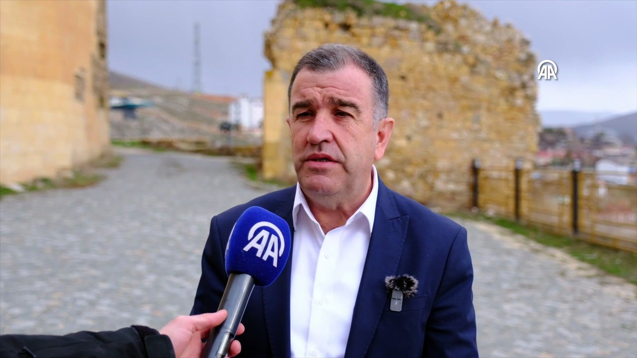 ​​​​​​​Mor ve mavi çinileri ile dikkat çeken Bayburt Kalesi, tarihinin keşfedilmesi için gün sayıyor