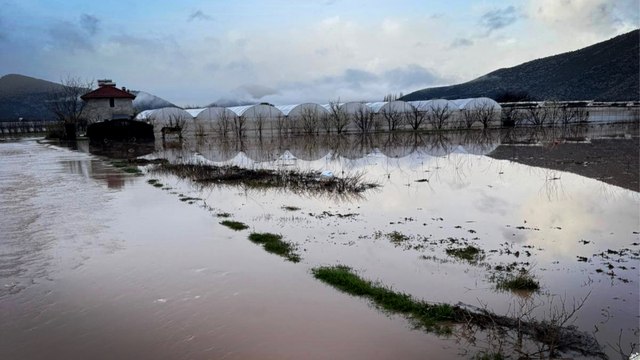 Antalya'da sağanak; dereler taştı, tarım alanlarını su altında kaldı