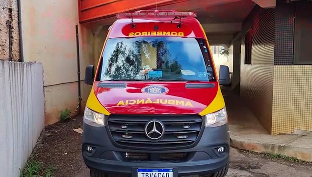 Adolescentes ficam feridos em acidente com veículos elétricos na Avenida Tancredo Neves, em Cascavel
