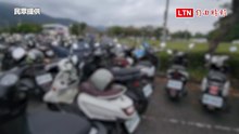 知本火車站前遭「機車海」癱瘓 這大學同學放清明連假先吃罰單