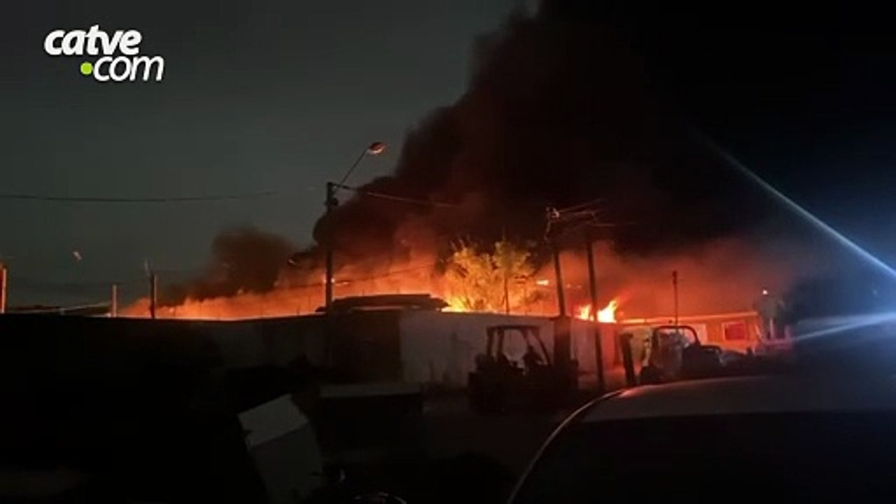Incêndio de grandes proporções destrói barracão de recicláveis em Curitiba; vídeo