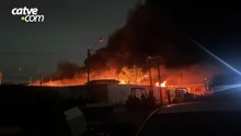 Incêndio de grandes proporções destrói barracão de recicláveis em Curitiba; vídeo