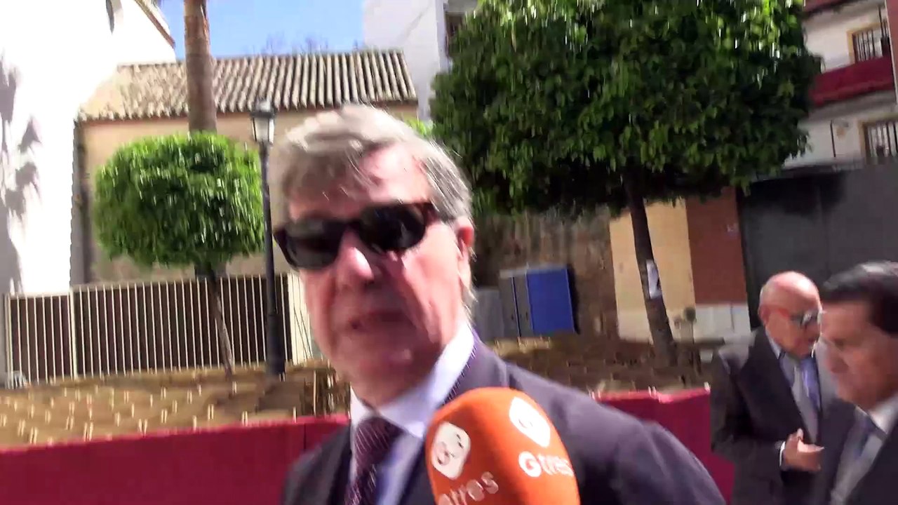 Cayetano Martínez de Irujo visita el Cristo de los Gitanos en recuerdo a la duquesa de Alba