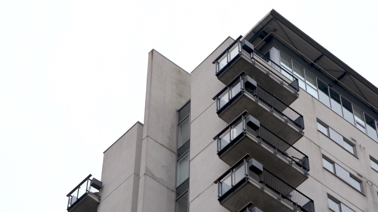 London: Cladding crisis leaves residents facing long wait for safety fixes